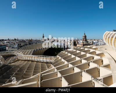 Vista dalla Metropol Parasol (Las Setas de la Encarnación) Siviglia, in Andalusia, Spagna. Foto Stock
