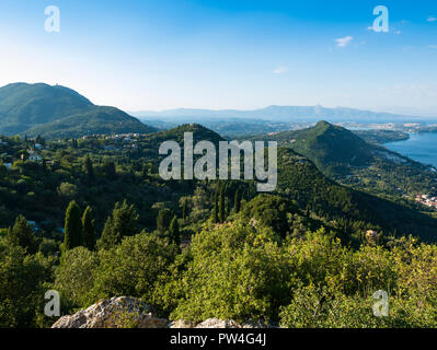 Vista di Corfù rurale da Dafnata villaggio sul sentiero Corful. Dafnata, Corfu, Isole Ionie, Grecia. Foto Stock