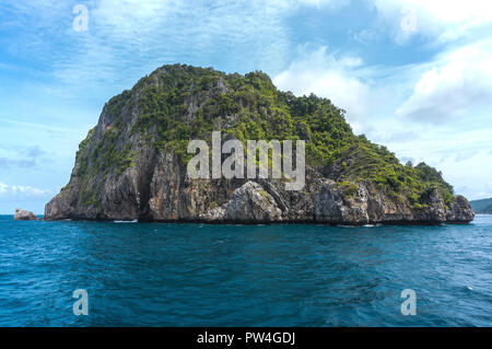 Vista panoramica di isola in mezzo al mare contro il cielo nuvoloso Foto Stock