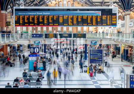 Occupato cattura i passeggeri dei treni a Liverpool Street Station di Londra. La lunga esposizione cattura il movimento di persone come una serie di sbavature. Foto Stock