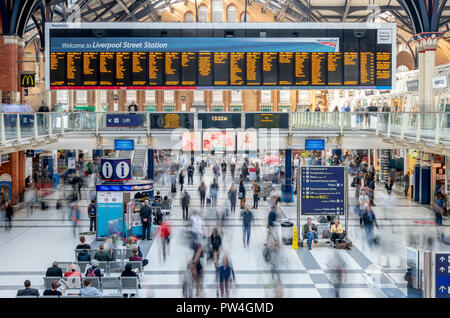 Occupato cattura i passeggeri dei treni a Liverpool Street Station di Londra. La lunga esposizione cattura il movimento di persone come una serie di sbavature. Foto Stock