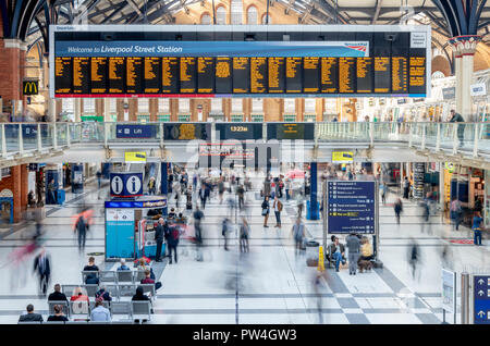 Occupato cattura i passeggeri dei treni a Liverpool Street Station di Londra. La lunga esposizione cattura il movimento di persone come una serie di sbavature. Foto Stock