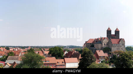 Vista della collegiata nella città vecchia di Quedlinburg Foto Stock