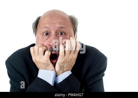 Ritratto di una 60s senior l'uomo in stato di shock con un espressione di paura sul suo volto rendendo spaventati i gesti in emozioni umane sentimenti di espressioni facciali e Foto Stock