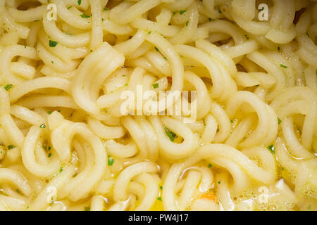 Idratata Maggi sapore di pollo 3 minuto tagliatelle in una ciotola. Il Dorset England Regno Unito GB Foto Stock