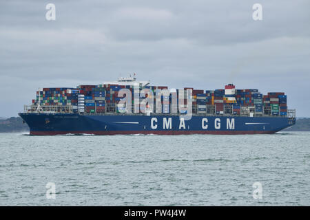 Nave portacontainer CMA CGM Georg Forster visto voce fuori del Solent dopo la visita al porto di Southampton Foto Stock