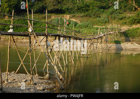 Temporäre Bambusbrücke über den Nam Khan Fluß, Luang Prabang, Laos Foto Stock