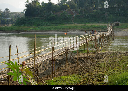 Temporäre Bambusbrücke über den Nam Khan Fluß, Luang Prabang, Laos Foto Stock