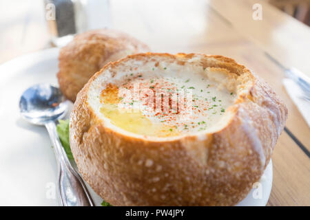 Niente come una ciotola di zuppa di vongole per prendere il chill out in Cannon Beach, Oregon, Stati Uniti d'America. Foto Stock