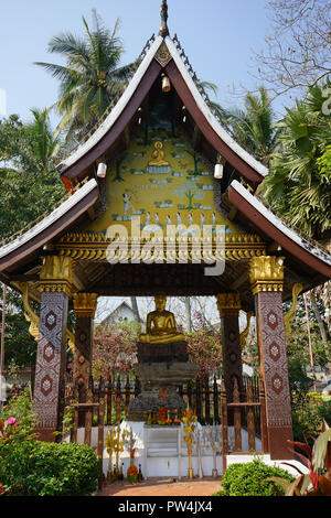 Schrein mit sitzendem goldenen Buddha, Iva Xienthong, Luang Prabang, Laos, Asien Foto Stock