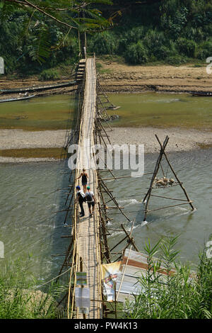 Temporäre Brücke über den Fluß Nam Khan, Bamusbrücke, Nam Khan, Luang Prabang, Laos, Asien, Foto Stock