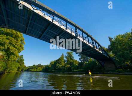 Kingsland Bridge visto dal fiume Severn, Shrewsbury, Shropshire. Foto Stock