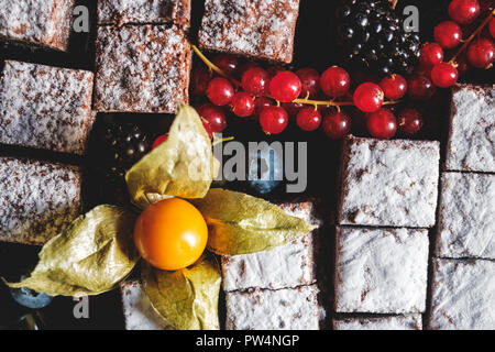 Pezzi di torta di frutta e decorate in un buffet di dessert Foto Stock