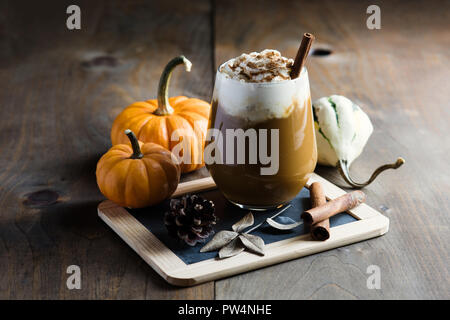 Latte macchiato di zucca con spezie, caffè autunno autunno drink con zucche, ringraziamento tabella, copia di spazio, il fuoco selettivo Foto Stock