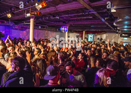 Londra REGNO UNITO 7 ottobre 2018 persone a dondolo tof fuori la loro band preferita al South London Soul Train in Peckham, Londra del sud. Foto Stock