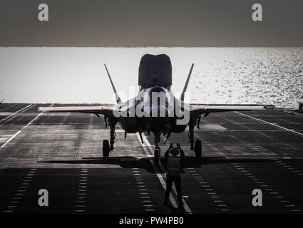 Royal Navy portaerei HMS Queen Elizabeth, ha distribuito negli Stati Uniti a terra getti veloce sul ponte per la prima volta in otto anni. A fine settembre la 65.000-tonnellata British Aircraft Carrier avviato due F-35B degli aeromobili di prova dal sistema integrato di forza di prova (ITF), in base al di fuori della Naval Air Station Patuxent River, Maryland, lungo con quasi 200 ITF personale di supporto, tra cui i piloti, tecnici manutentori e gli analisti di dati per il periodo di collaudo in mare. Lo scopo di queste iniziali o prove di sviluppo, sono di accertare, attraverso i velivoli appositamente attrezzati e sensori attorno alla nave, th Foto Stock