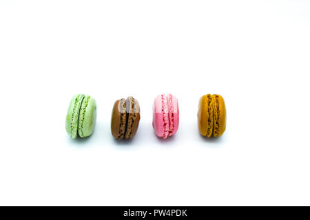 Macarons isolati su sfondo bianco, dolci macaron colorati in fila Foto Stock