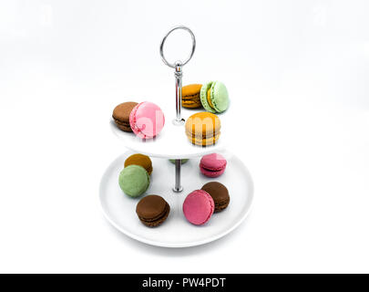 Macarons su tier i vassoi, etagere, tiered macarons Foto Stock