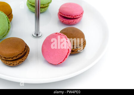 Macarons su tier i vassoi, etagere, tiered macarons Foto Stock