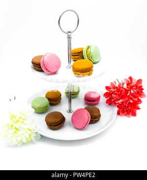 Macarons su tier i vassoi, etagere, tiered macarons Foto Stock