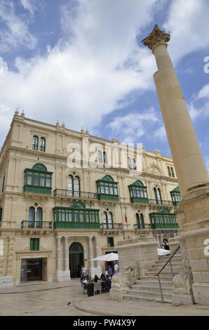 Edifici nella capitale Maltese di la Valletta che mostra il tradizionale dipinto di balconi in legno noto come Gallariji Foto Stock