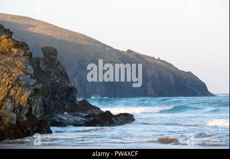 Onde Holywell Bay sulla North Cornish Coast Foto Stock