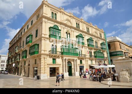 Edifici nella capitale Maltese di la Valletta che mostra il tradizionale dipinto di balconi in legno noto come Gallariji Foto Stock