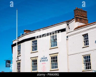 La corona e il Thistle Hotel, Abingdon-on-Thames, Oxfordshire, Inghilterra. Foto Stock