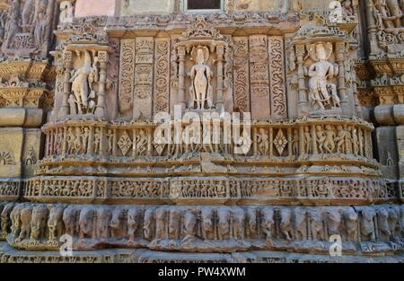 Dettagli architettonici del sole tempio dedicato al dio Sole, costruito dalla dinastia Solanki/ Modhera.Gujarat/India Foto Stock