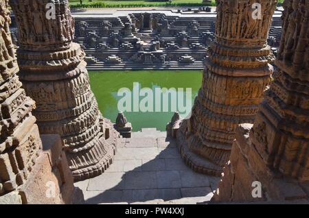 Dettagli architettonici del sole tempio dedicato al dio Sole, costruito dalla dinastia Solanki/ Modhera.Gujarat/India Foto Stock