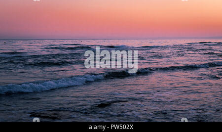 Tramonto su Dunas de Artola spiaggia chiamato anche Cabopino spiaggia, Marbella, Spagna. Foto Stock