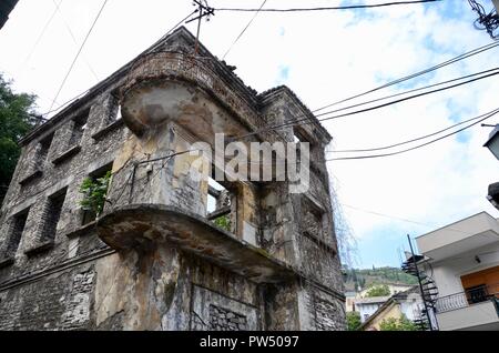 Casa abbandonati in Argirocastro città vecchia Albania Foto Stock