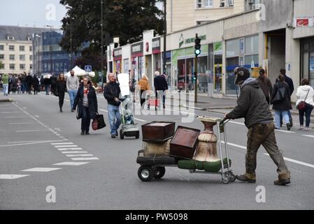 Amiens réderie o mercato delle pulci: street view di Amien centro città con le persone alla ricerca di un buon affare Foto Stock