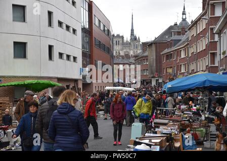 Amiens réderie o mercato delle pulci: street view di Amien centro città con le persone alla ricerca di un buon affare Foto Stock