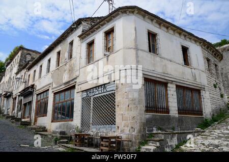 Svuotare negozi e caffetterie in Argirocastro città vecchia Albania Foto Stock