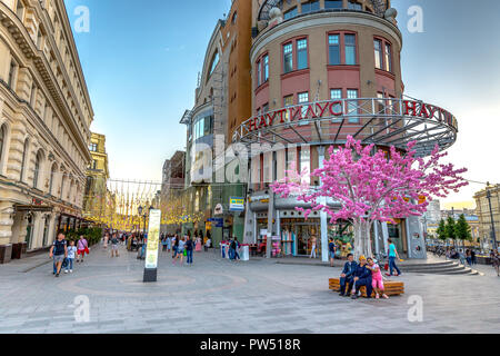 Mosca/Russia - 04 Giugno 2018: i turisti e la gente del luogo che gode di una splendida boulevard nel tardo pomeriggio a Mosca, capitale della Russia Foto Stock