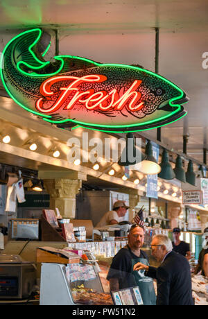 SEATTLE, NELLO STATO DI WASHINGTON, STATI UNITI D'AMERICA - Giugno 2018: grande illuminato pesce fresco segno dentro il Pike Place Market di Seattle centro citta'. Foto Stock