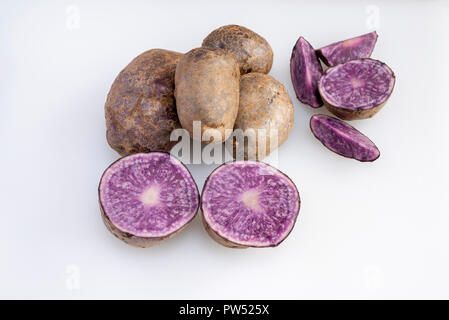 Patate 'Salad Blue' essendo preparato per un pasto. Foto Stock