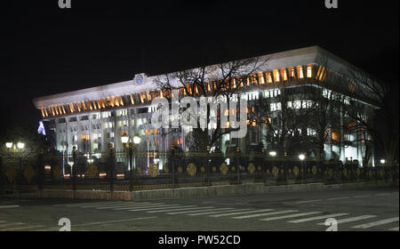 Il palazzo del parlamento a Bishkek. Kirghizistan Foto Stock