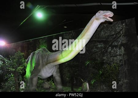 Milano (Italia), l'esposizione di animali preistorici riprodotti a grandezza piena; Apatosaurus Apatosaurus (Ajax) Foto Stock