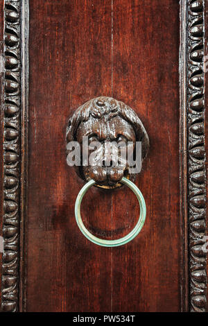 Legno intagliato testa di leone con anello di metallo come respingente porta su una porta di casa in Haarlem Foto Stock