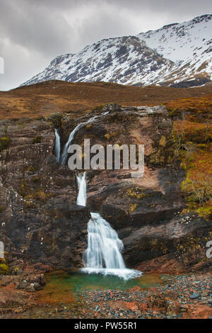 Riunione di tre acque, cascata ai piedi delle Tre Sorelle di Glen Coe / Glencoe in inverno, Highlands Scozia, Gran Bretagna Foto Stock
