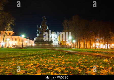 Architettura del Paesaggio notturno - il Monumento Millenario della Russia sullo sfondo della St Sophia nella cattedrale di Veliky Novgorod, Russia Foto Stock