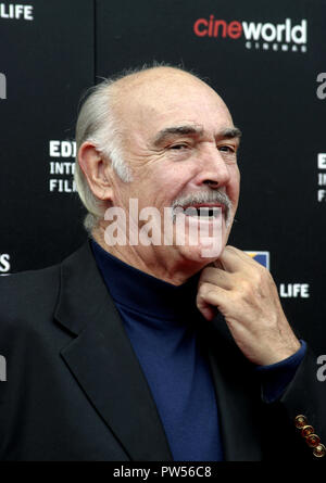 Sir Sean Connery medita una domanda sul tappeto rosso mentre al Edinburgh Film Festival in 2006. Era il suo settantacinquesimo compleanno! Foto Stock