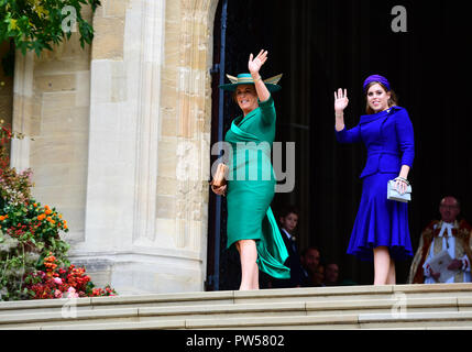 La principessa Beatrice e sua madre Sarah Ferguson arriva per il matrimonio della Principessa Eugenie a Jack Brooksbank presso alla cappella di San Giorgio nel Castello di Windsor. Foto Stock