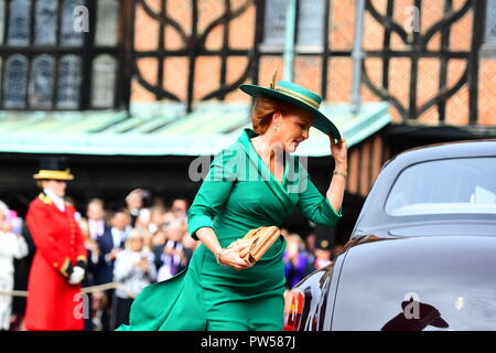 Sarah Ferguson arriva per il matrimonio della Principessa Eugenie a Jack Brooksbank presso alla cappella di San Giorgio nel Castello di Windsor. Foto Stock