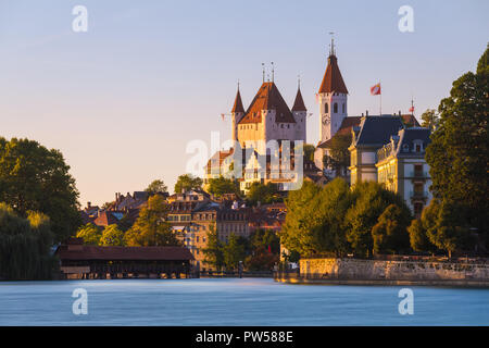 Il Castello Thun (tedesco: Schloss Thun) è un castello nella città di Thun, nel cantone svizzero di Berna, Svizzera. Fu costruita nel XII secolo, oggi Foto Stock