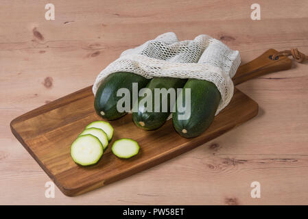 Fresche biologiche , bio cetriolo naturale dal mio giardino sul tavolo di legno in tutto e tagliare a fette in zero il sacchetto dei rifiuti, dire no alla plastica Foto Stock