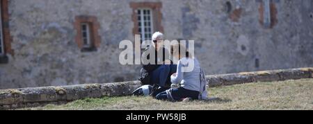 Madre e figlia al Château de Neuville in Gambais (78) - Francia. Foto Stock