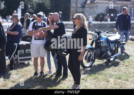 Una femmina di motociclista presso il Château de Neuville in Gambais (78) - Francia. Foto Stock